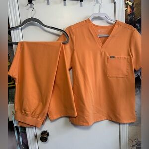 Figs scrub set. Shaka orange.